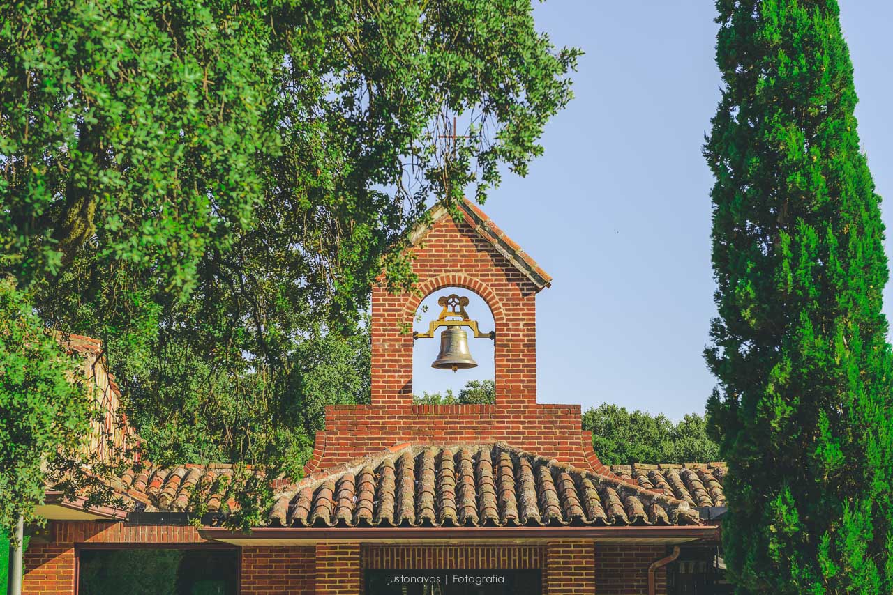 Campanario de la parroquia Santo Domingo de la Calzada entre árboles